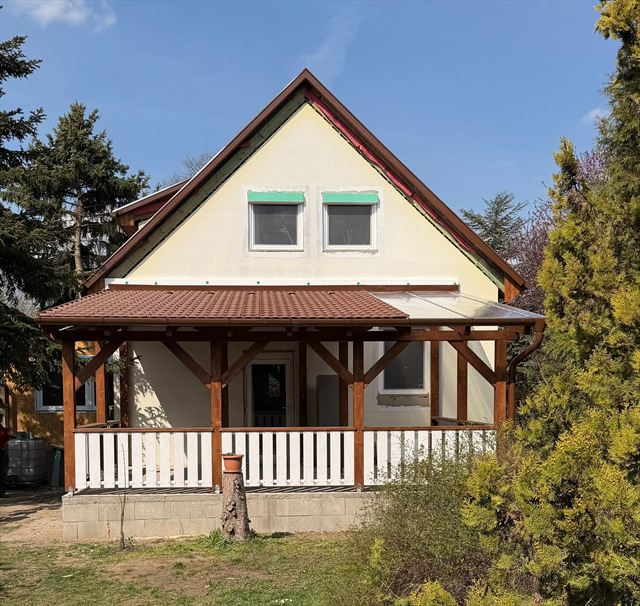 Fedett fa terasz (tornác) cseréptetővel egy felújított családi háznál - ácsmunka